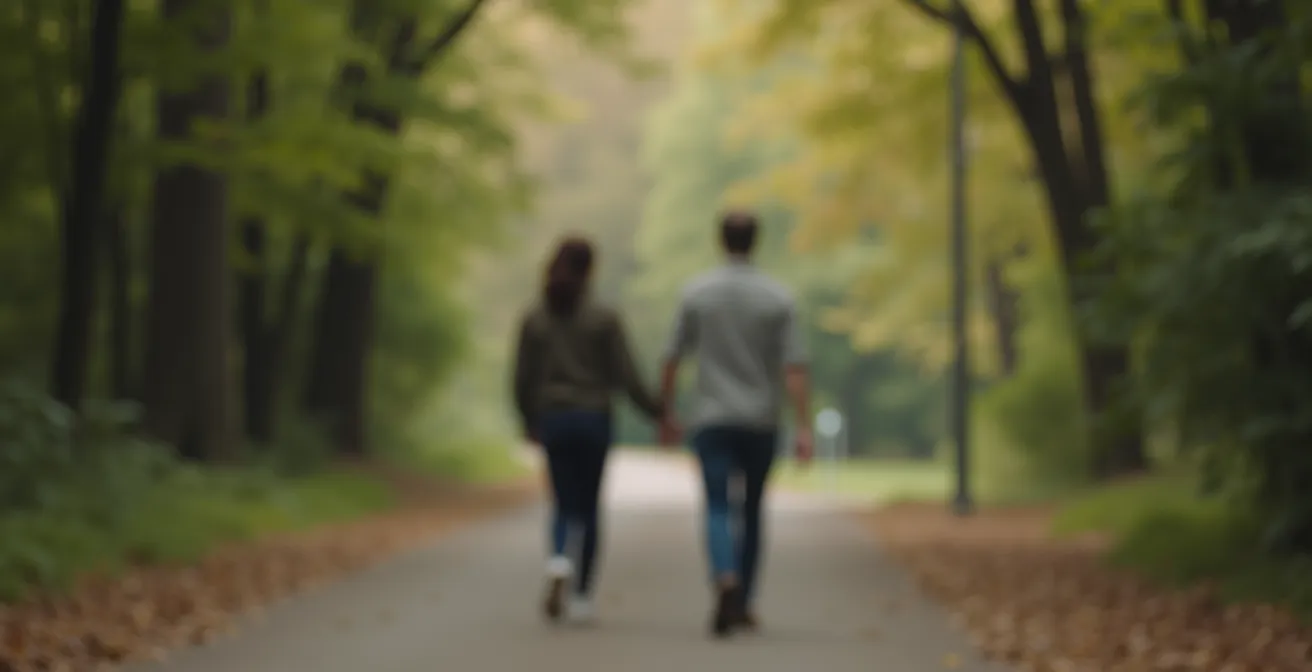 Ein Paar geht nebeneinander, beide blicken nachdenklich in die Ferne, umgeben von einem minimalistischen, ruhigen Wald- oder Parklandschaft.
